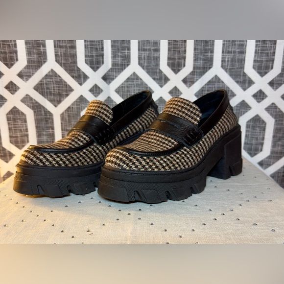 Stylish Houndstooth Loafers - Picture 3 of 9